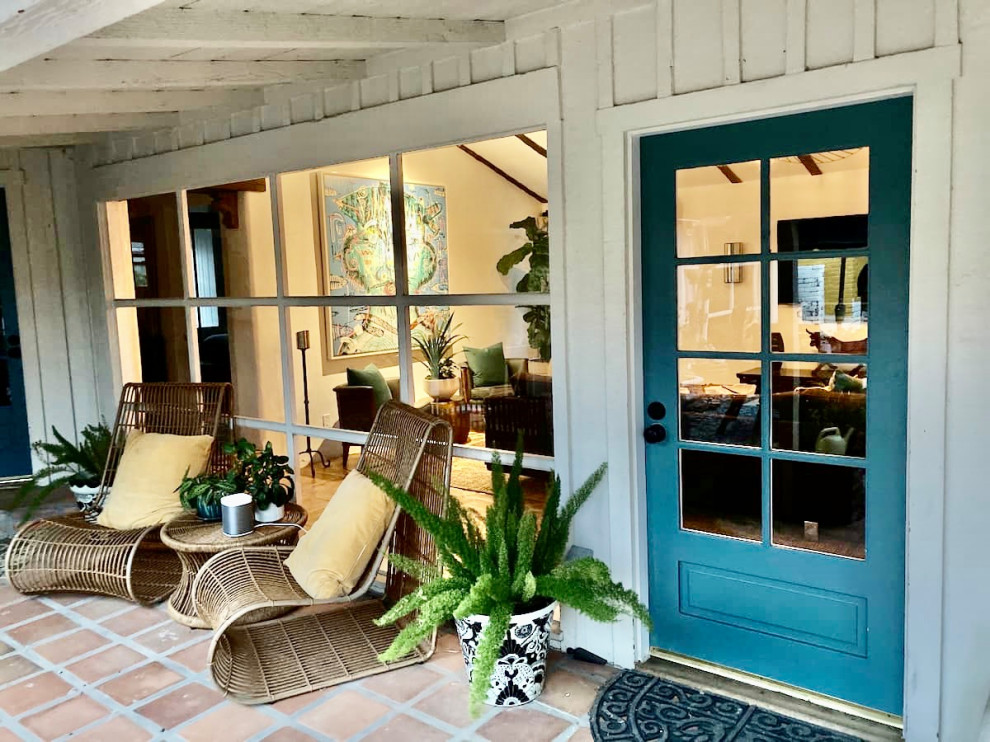 Mittelgroße Mediterrane Haustür mit weißer Wandfarbe, Terrakottaboden, Einzeltür, blauer Haustür und orangem Boden in San Diego