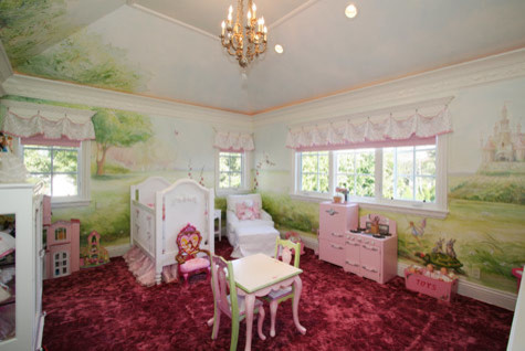 Inspiration for a traditional kids' room in Los Angeles.
