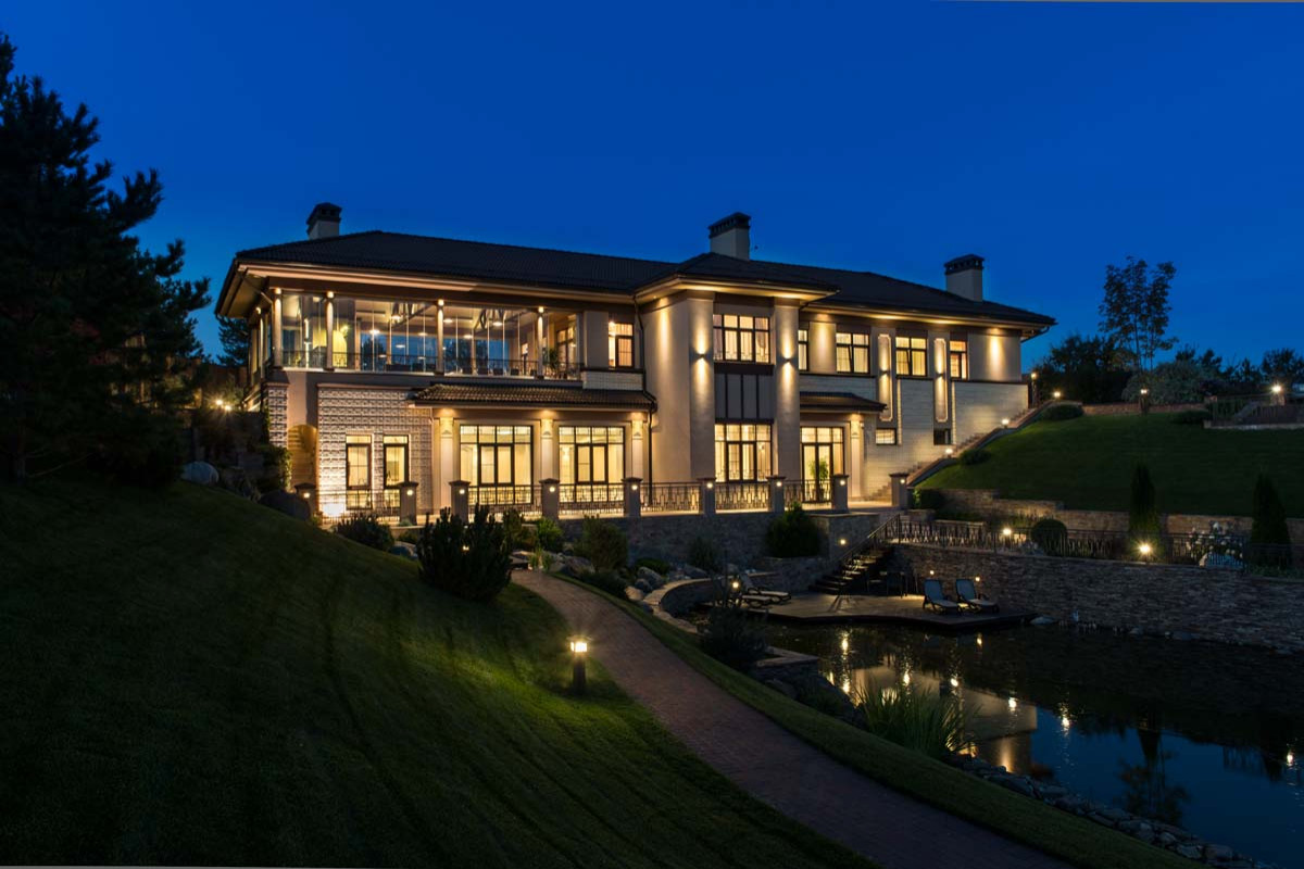 Дом в овраге ночью