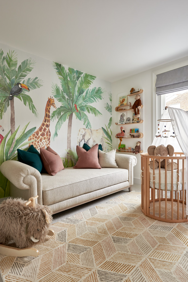 ロンドンにあるお手頃価格の広いトランジショナルスタイルのおしゃれな赤ちゃん部屋の写真