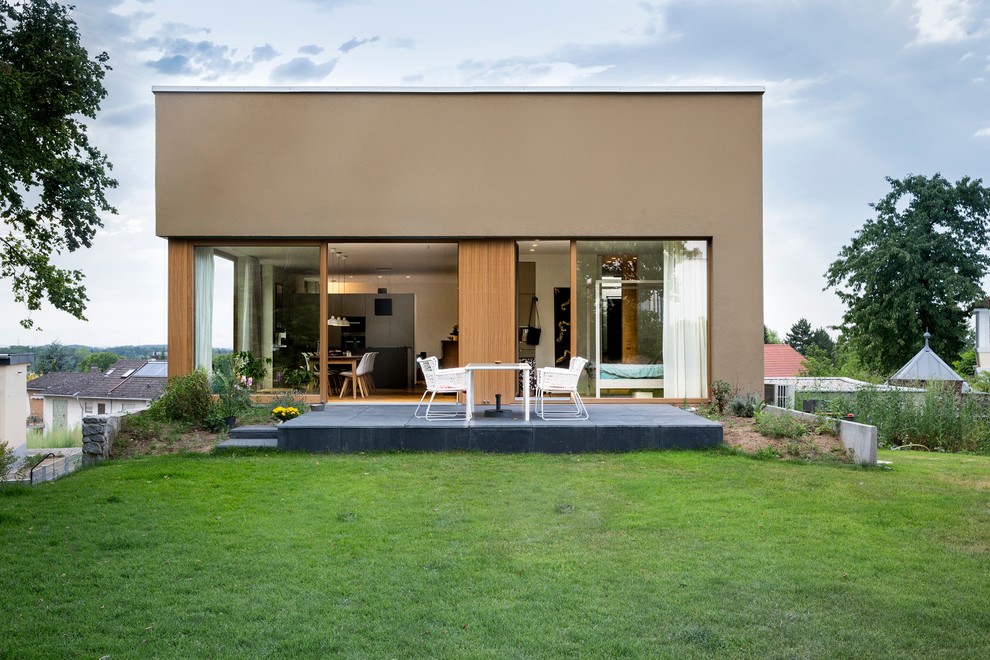 Inspiration for a mid-sized contemporary backyard deck in Frankfurt.