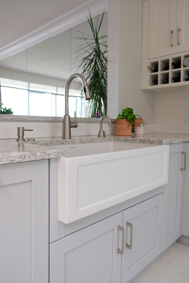 Kitchen - transitional kitchen idea in Vancouver