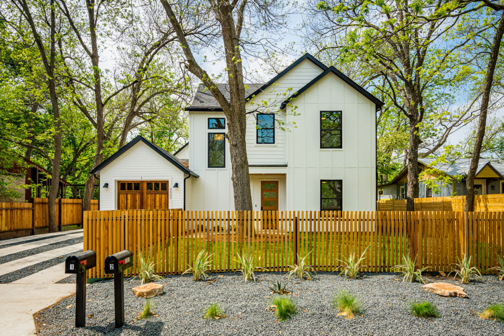 Zweistöckiges Klassisches Einfamilienhaus mit weißer Fassadenfarbe, schwarzem Dach und Wandpaneelen in Austin