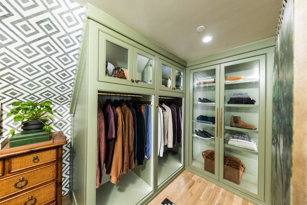 Imagen de armario vestidor de hombre clásico pequeño con armarios con rebordes decorativos, puertas de armario verdes, suelo de madera clara y suelo beige