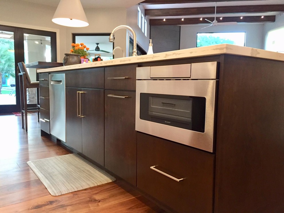 Transitional kitchen photo in Phoenix