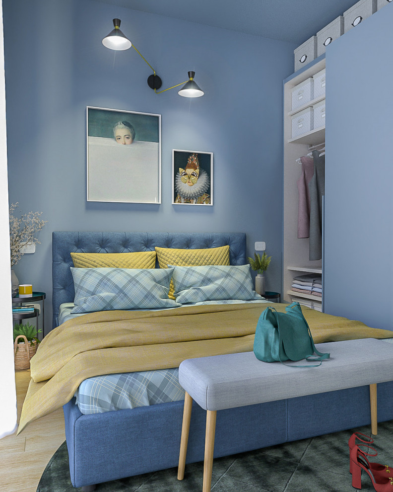 Immagine di una piccola camera matrimoniale design con pareti blu, parquet chiaro e angolo studio