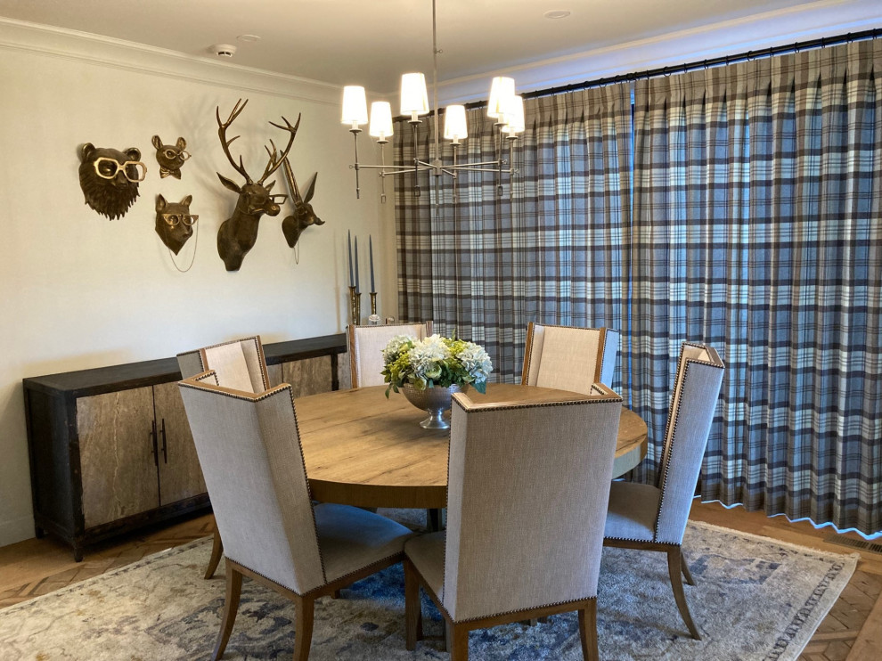 Idee per una sala da pranzo country chiusa e di medie dimensioni con pareti bianche, pavimento in legno massello medio e pavimento marrone