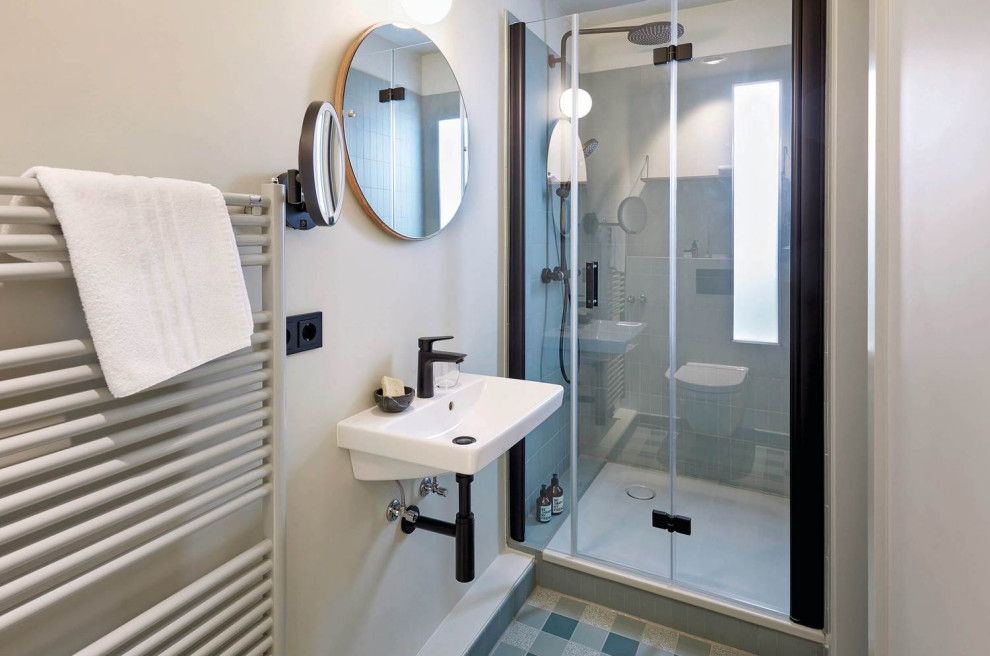 Inspiration för små badrum med dusch, med våtrum, grå väggar, blått golv och dusch med gångjärnsdörr