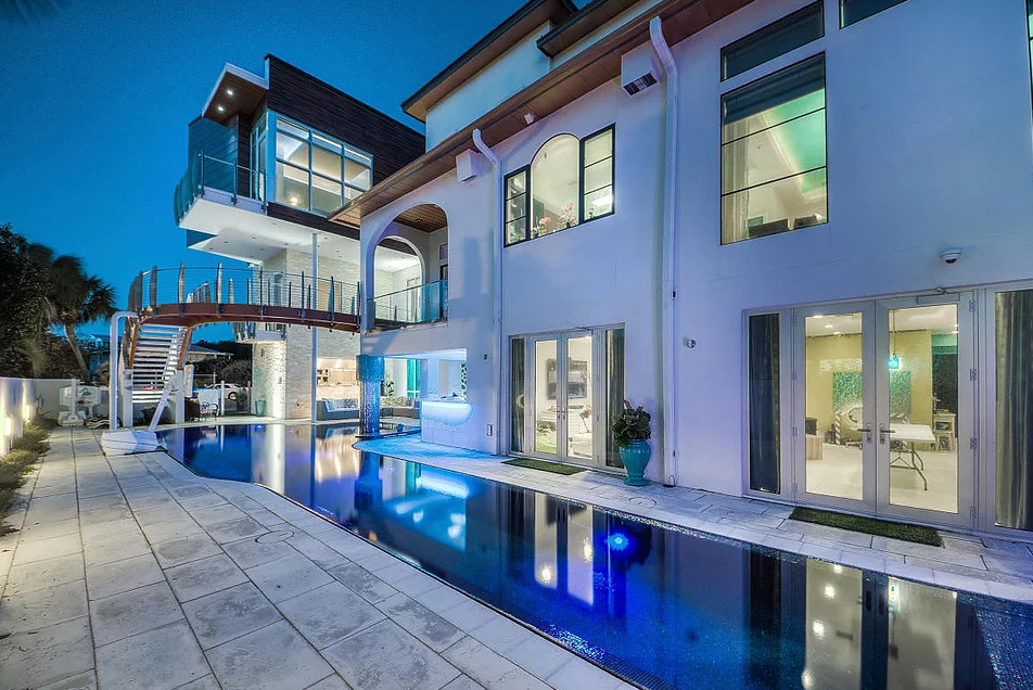 Example of a transitional home design design in Miami
