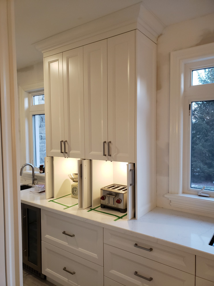 Kitchen - transitional kitchen idea in Toronto