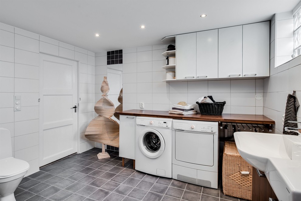 This is an example of a scandinavian laundry room in Gothenburg.
