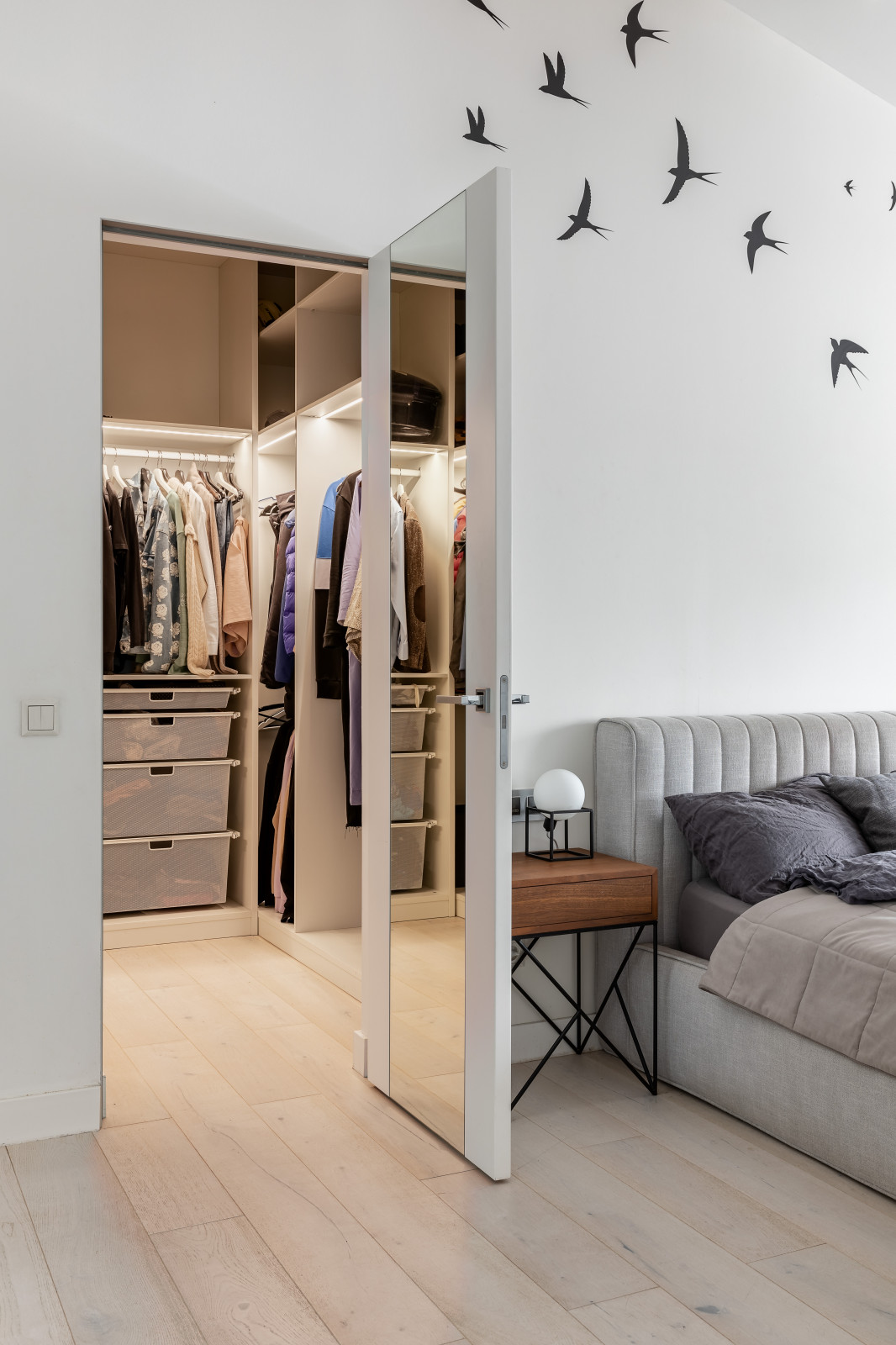 Белая мансардная квартира в историческом центре Петербурга