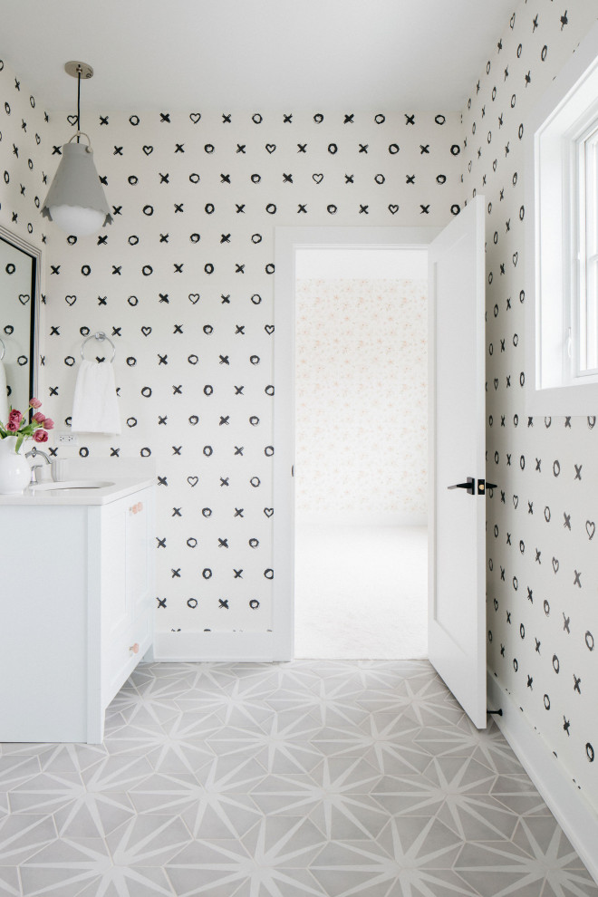На фото: детская ванная комната в стиле шебби-шик с фасадами в стиле шейкер, белыми фасадами, врезной раковиной, серым полом, белой столешницей, тумбой под одну раковину, встроенной тумбой и обоями на стенах
