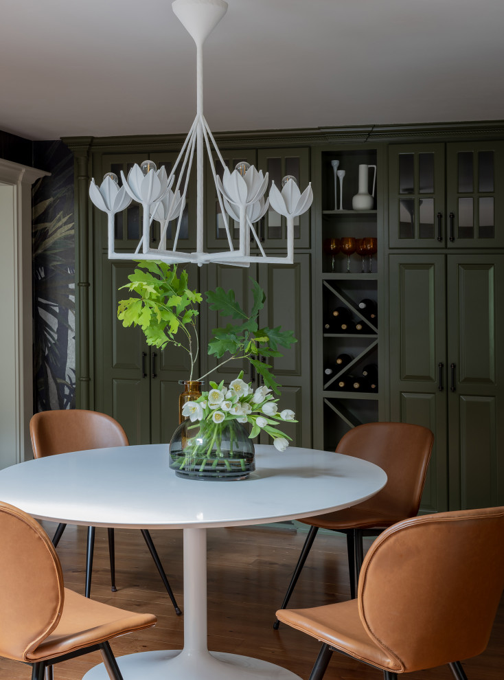 На фото: столовая среднего размера в современном стиле с с кухонным уголком, зелеными стенами и темным паркетным полом