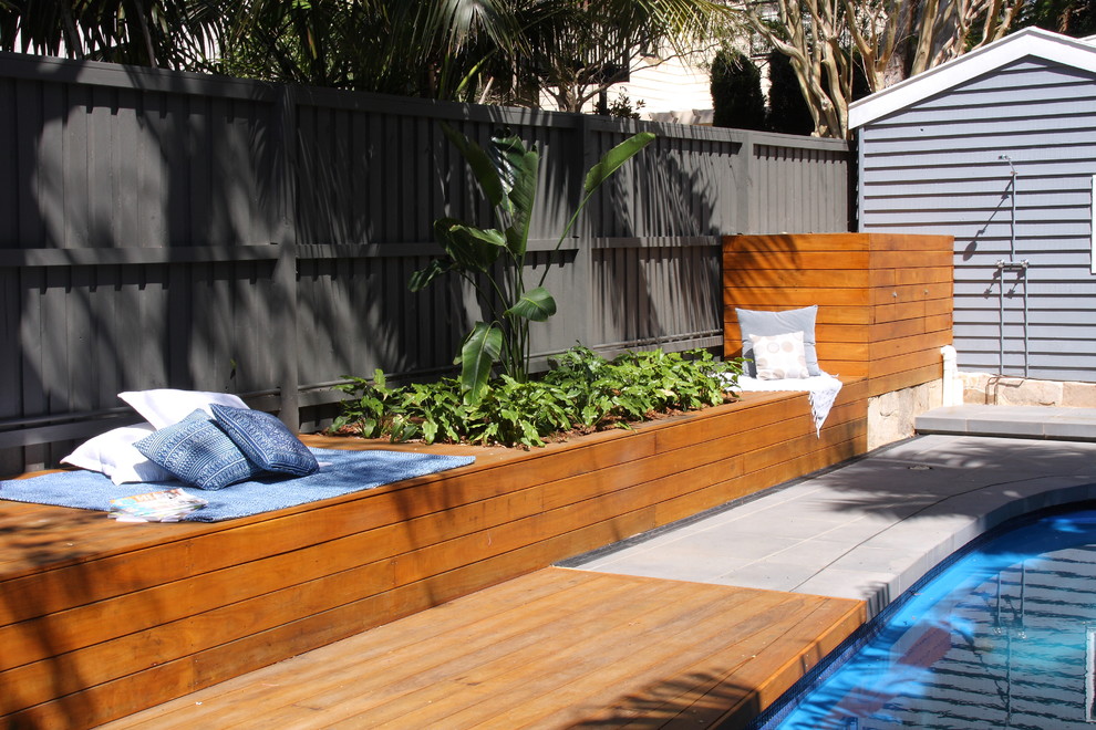 Design ideas for a contemporary garden in Sydney with decking.