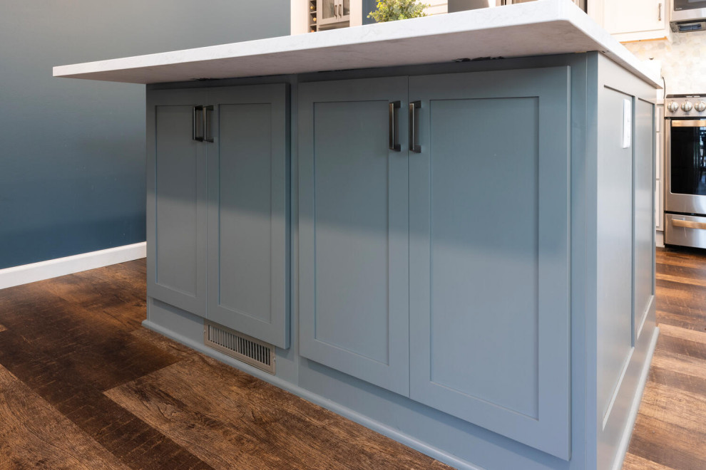 Kitchen - transitional kitchen idea in Minneapolis