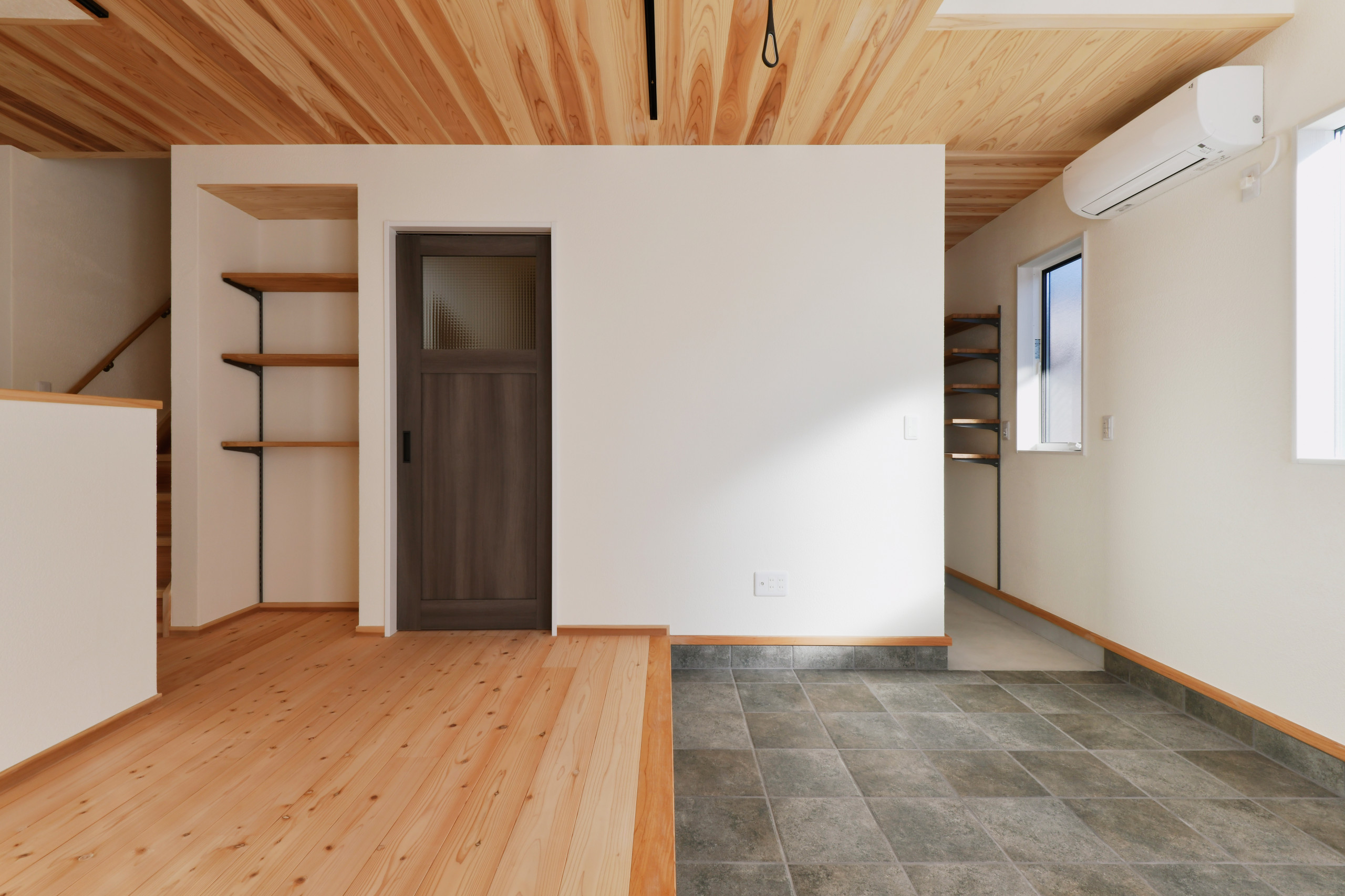 土間×無垢床の切り替えしが、住まい手の哲学を感じる家
