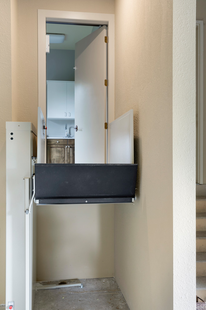 Example of a transitional home design design in Minneapolis