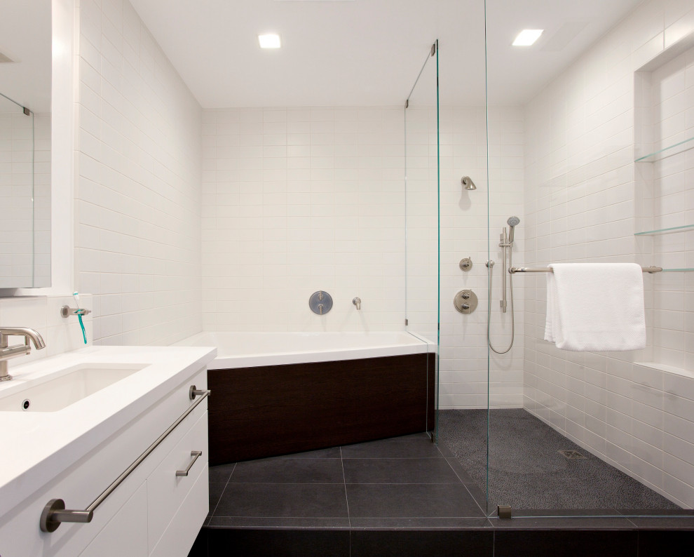 Inspiration för moderna vitt en-suite badrum, med släta luckor, vita skåp, ett badkar i en alkov, våtrum, vit kakel, keramikplattor, vita väggar, klinkergolv i porslin, ett undermonterad handfat, svart golv och med dusch som är öppen