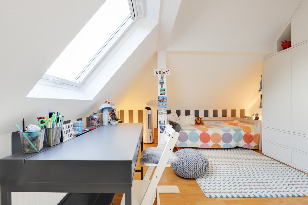 Photo of a small contemporary teen room for girls in Dusseldorf.