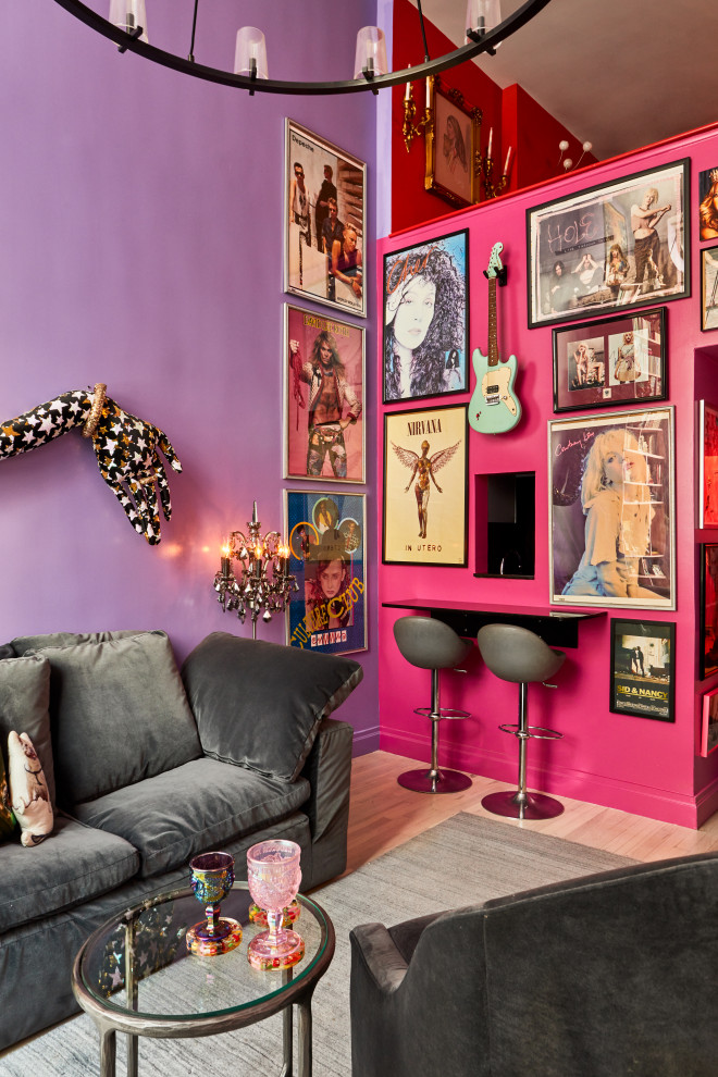 Стильный дизайн: двухуровневая гостиная комната среднего размера в стиле фьюжн с розовыми стенами, светлым паркетным полом, телевизором на стене и бежевым полом - последний тренд