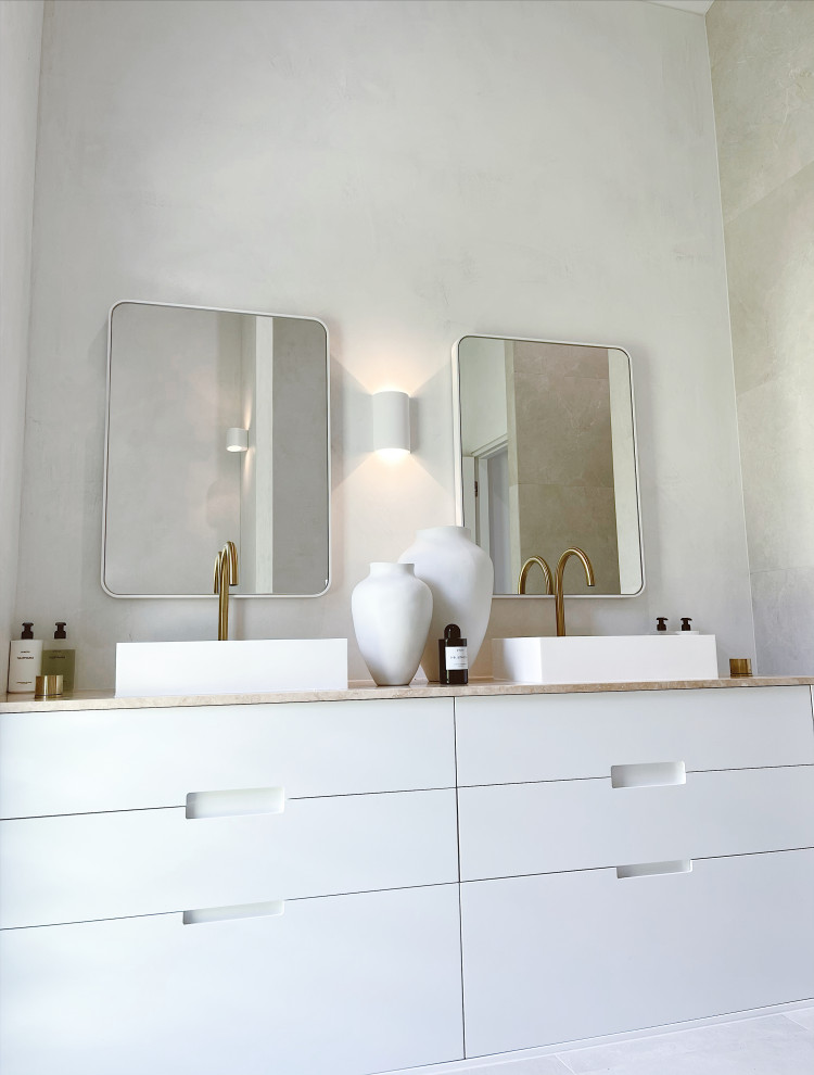 Inspiration for a contemporary bathroom in Sunshine Coast.