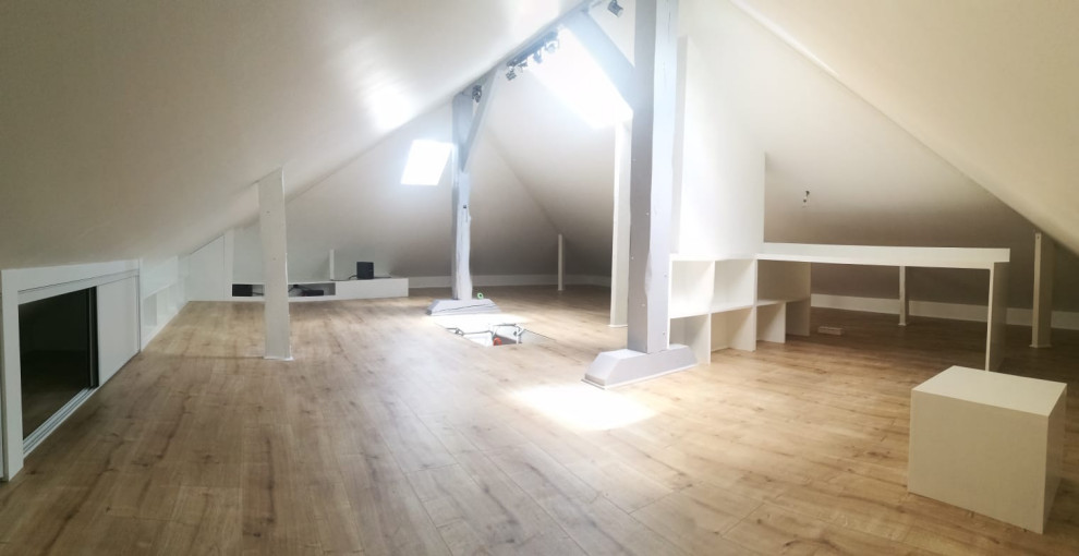 Immagine di un piccolo ufficio con pareti bianche, parquet chiaro, nessun camino, scrivania incassata, pavimento marrone e travi a vista