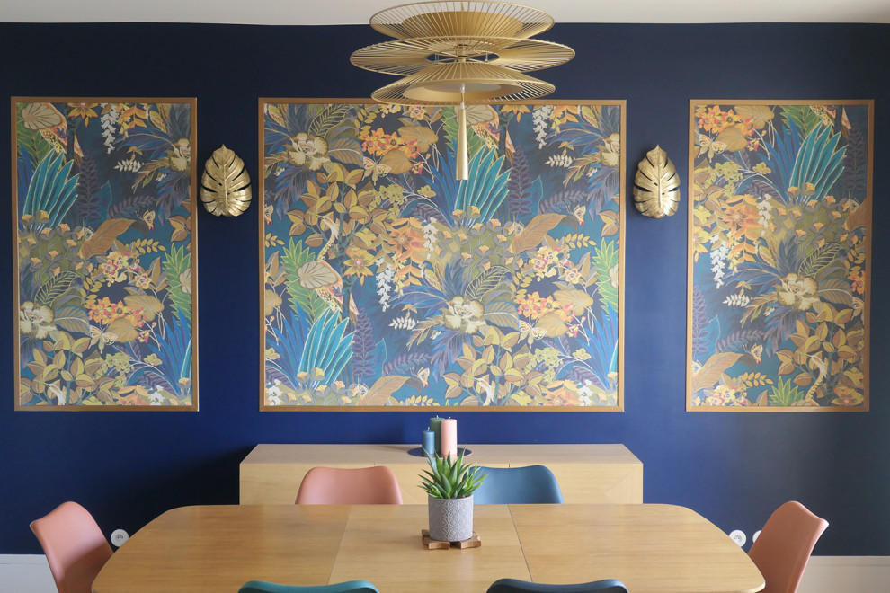 Inredning av en skandinavisk stor matplats med öppen planlösning, med blå väggar och ljust trägolv
