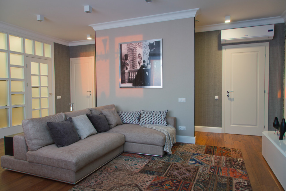 СОВРЕМЕННЫЙ ИНТЕРЬЕР С АНТИКВАРНЫМ КОМОДОМ