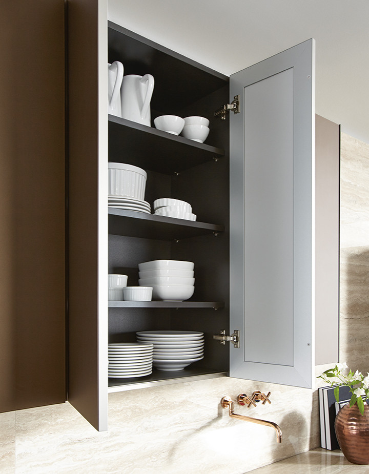 Offene Moderne grifflose Küche mit braunen Schränken und grauer Arbeitsplatte in Nürnberg