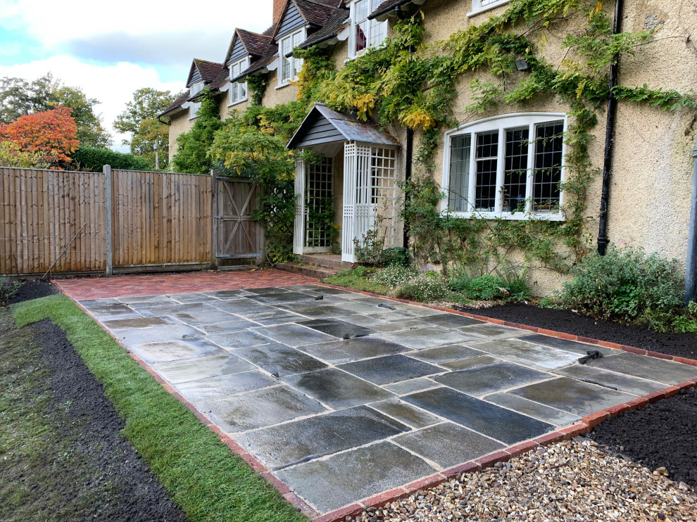 Foto di un piccolo giardino formale chic esposto in pieno sole dietro casa con pavimentazioni in pietra naturale