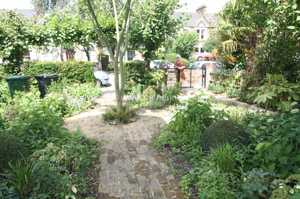 This is an example of a shabby-chic style garden in London.