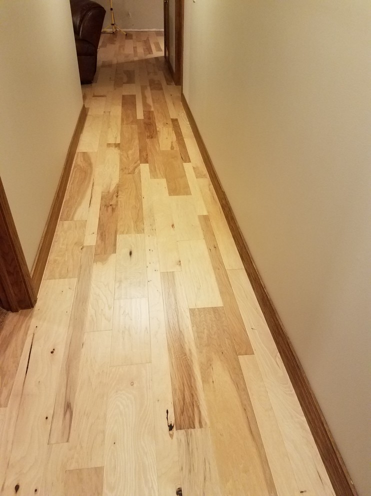 Example of a mountain style hallway design in Chicago