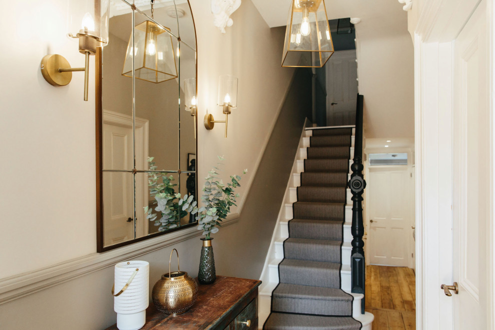 Ispirazione per un ingresso o corridoio classico di medie dimensioni con pareti beige e parquet chiaro