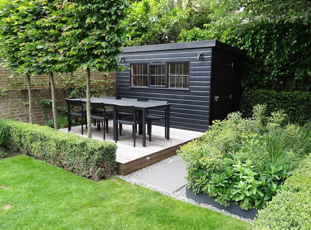 Design ideas for a contemporary deck in Sussex.