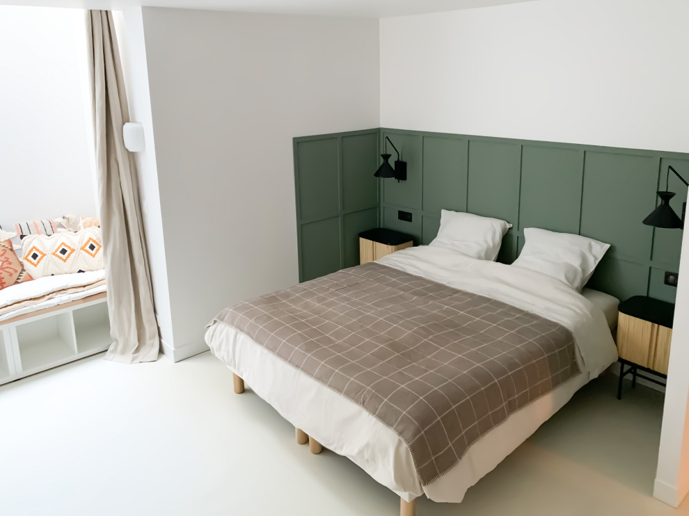 На фото: гостевая спальня среднего размера, (комната для гостей) в современном стиле с зелеными стенами, бетонным полом, белым полом и панелями на стенах