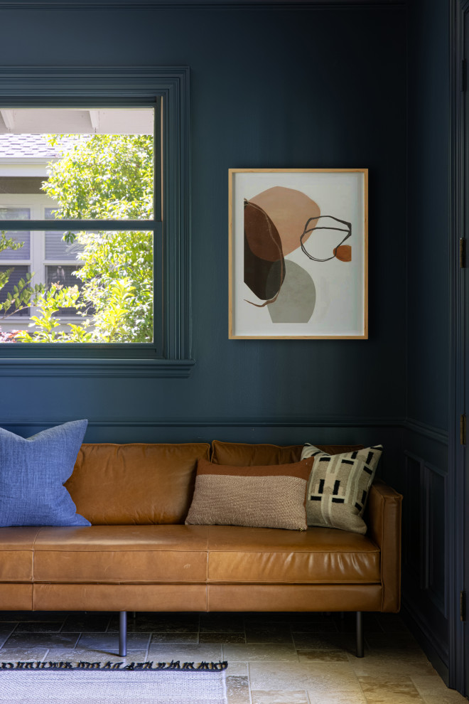 Источник вдохновения для домашнего уюта: большой домашняя библиотека в стиле неоклассика (современная классика) с синими стенами, полом из травертина и отдельно стоящим рабочим столом