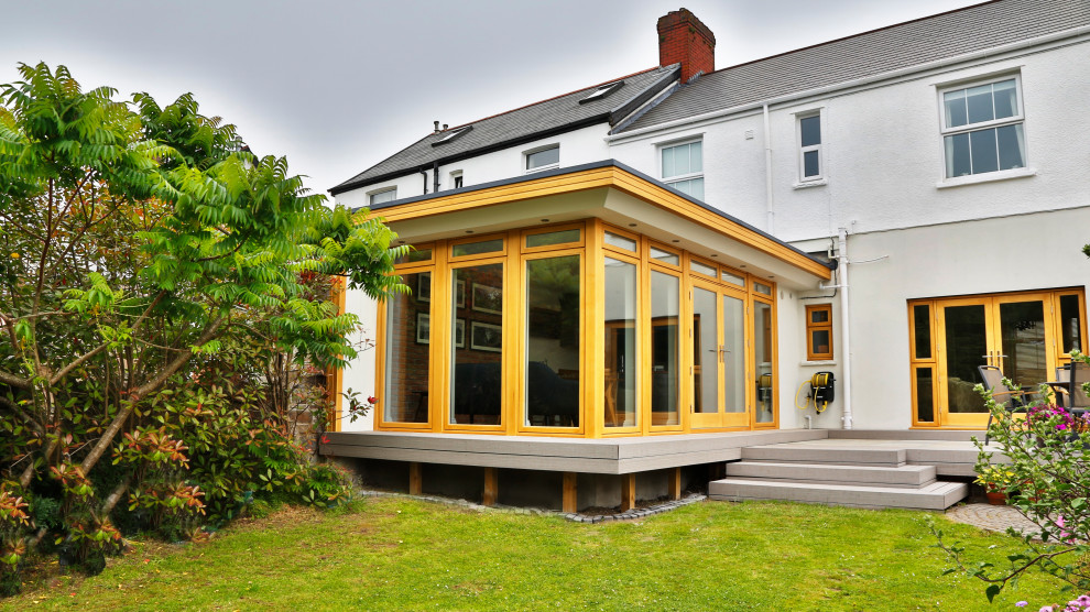 На фото: маленький, одноэтажный дуплекс в скандинавском стиле с комбинированной облицовкой, плоской крышей и серой крышей для на участке и в саду