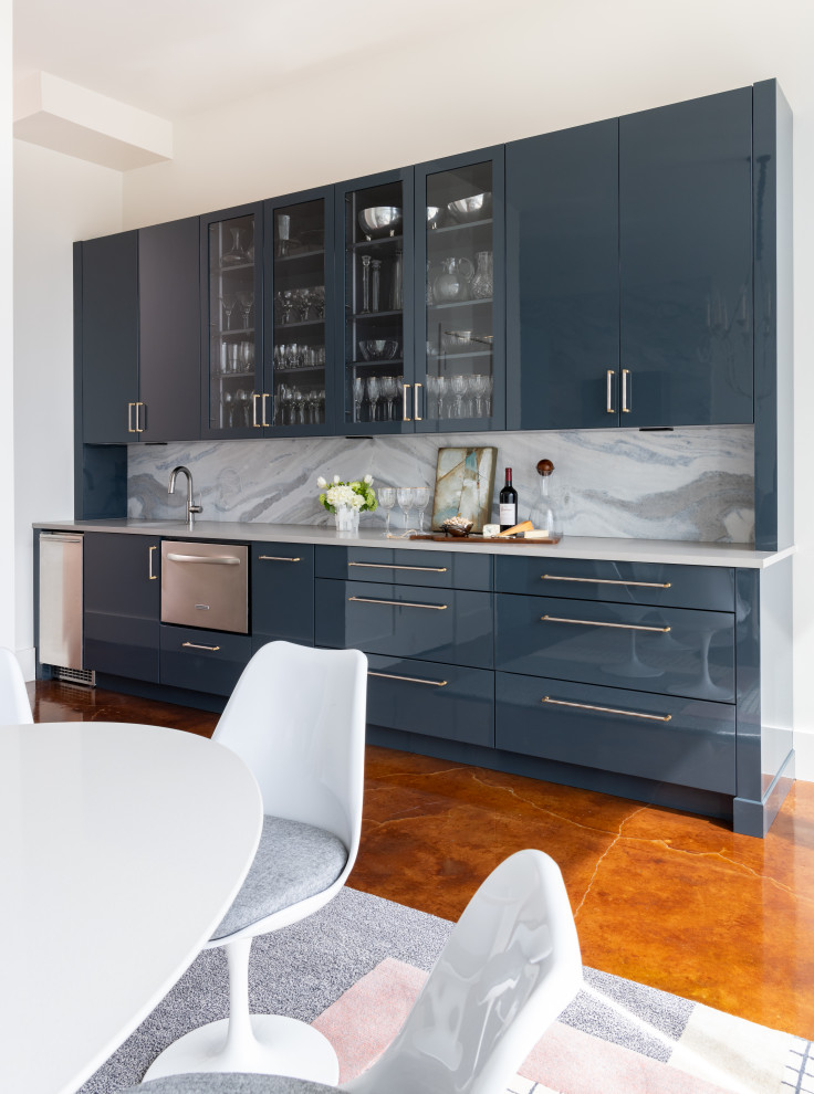 Стильный дизайн: кухня в современном стиле с обеденным столом, плоскими фасадами, синими фасадами, синим фартуком, фартуком из каменной плиты, островом и белой столешницей - последний тренд