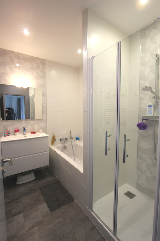 Inspiration for a mid-sized contemporary master bathroom in Lyon with flat-panel cabinets, white cabinets, an undermount tub, an open shower, gray tile, ceramic tile, white walls, laminate floors, a console sink, solid surface benchtops, grey floor, a hinged shower door and white benchtops.
