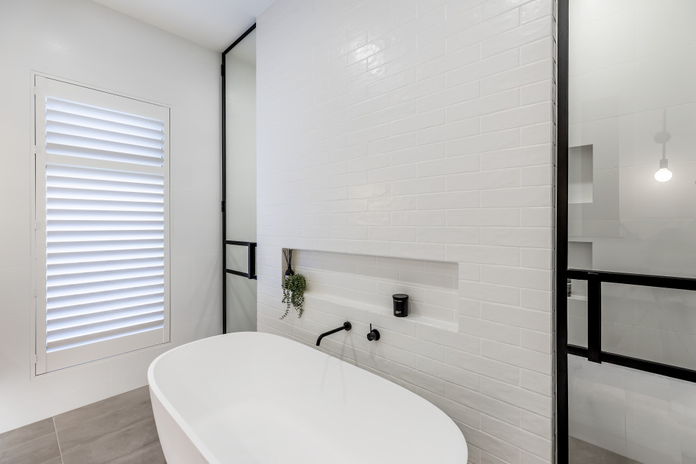Exemple d'une salle de bain tendance avec un mur blanc.