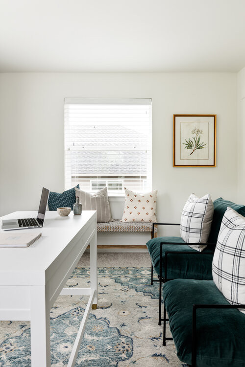 Ejemplo de despacho de estilo americano de tamaño medio sin chimenea con paredes blancas, moqueta y escritorio independiente