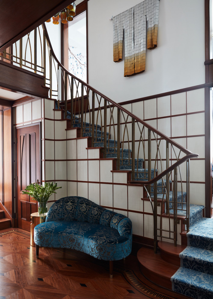 Свежая идея для дизайна: лестница в стиле неоклассика (современная классика) - отличное фото интерьера