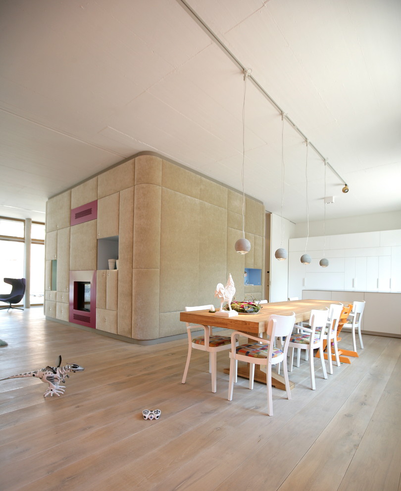 Großes, Repräsentatives Modernes Wohnzimmer im Loft-Stil mit weißer Wandfarbe, hellem Holzboden, Kamin, Kaminumrandung aus Metall, verstecktem TV, beigem Boden und vertäfelten Wänden in Sonstige