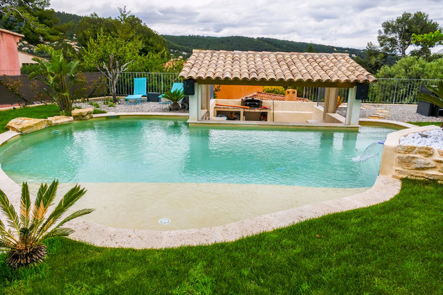 Piscine Contemporaine Avec Plage Et Bar Integre A La Ciotat