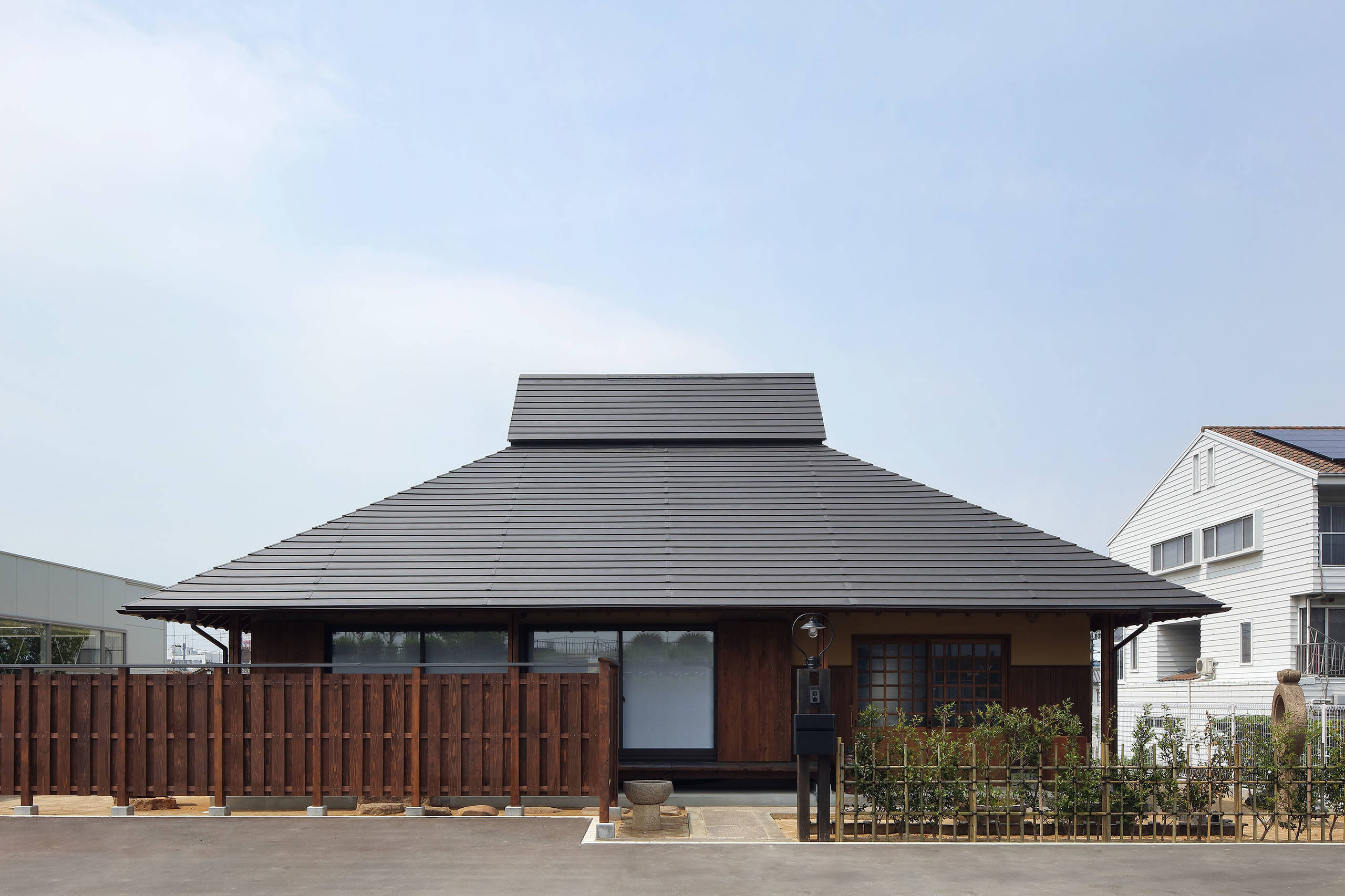 和風のおしゃれな寄棟屋根の家の画像 75選 - 2026 年 7月 | Houzz (ハウズ)