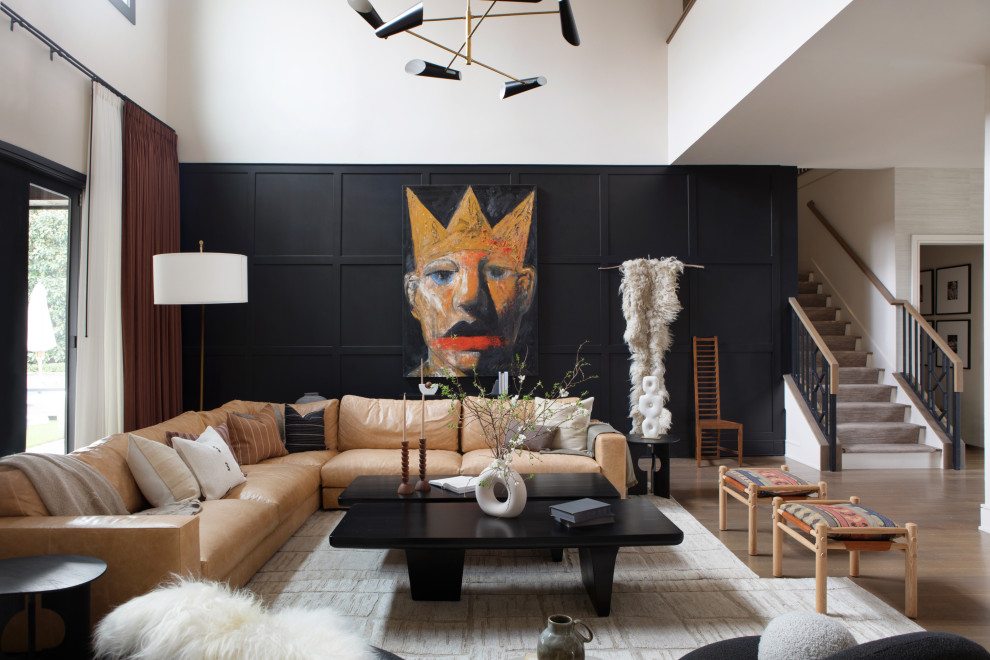 Immagine di un soggiorno minimal di medie dimensioni e chiuso con pareti multicolore, pavimento in legno massello medio e nessuna TV