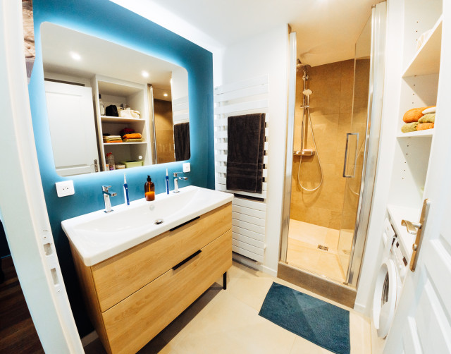 Salle d'eau avec une très grande douche - Moderne - Salle de Bain
