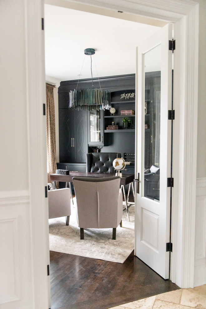Example of a transitional home design design in Toronto