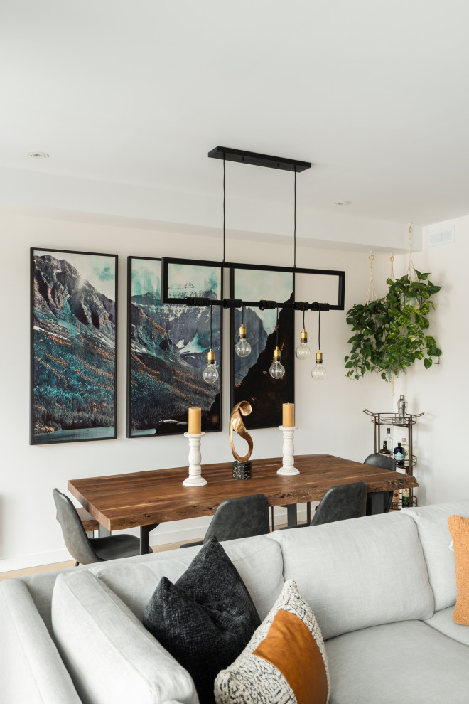 Idee per un piccolo soggiorno country aperto con pareti bianche, parquet chiaro, TV a parete e pavimento marrone